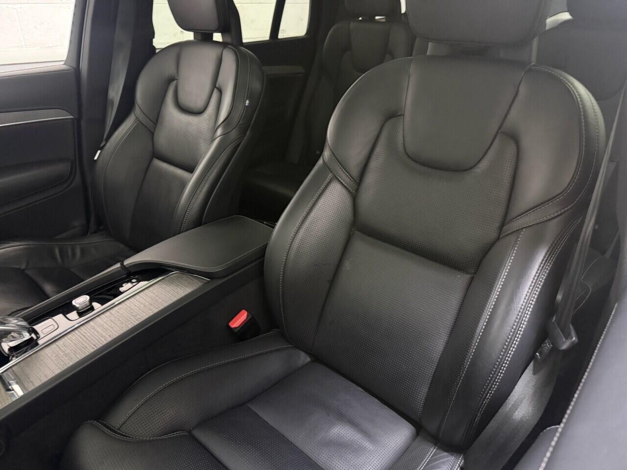 Volvo XC90 view 18