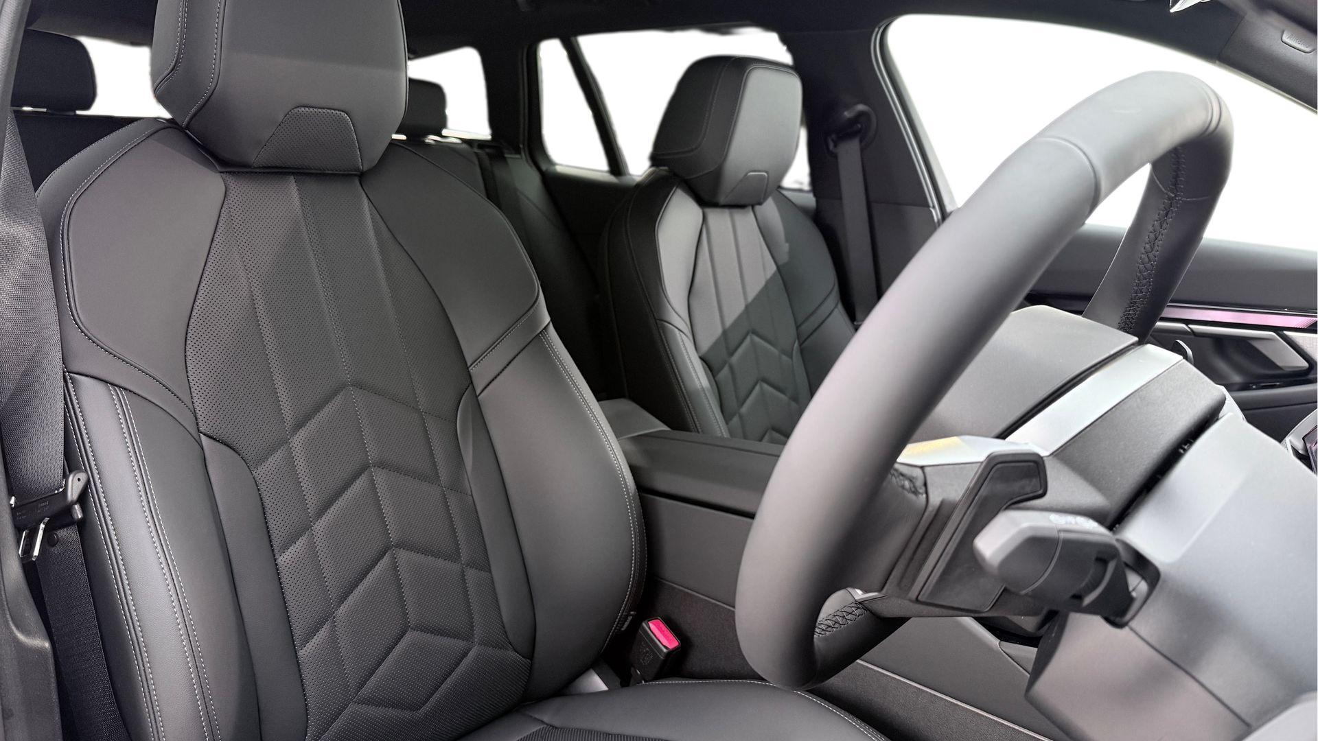BMW 5 Series view 11