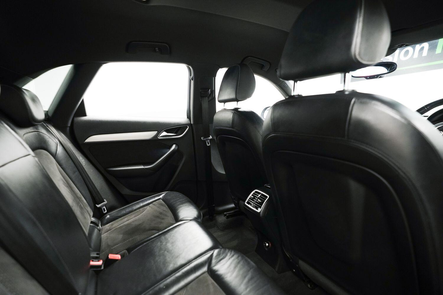 Audi Q3 view 15