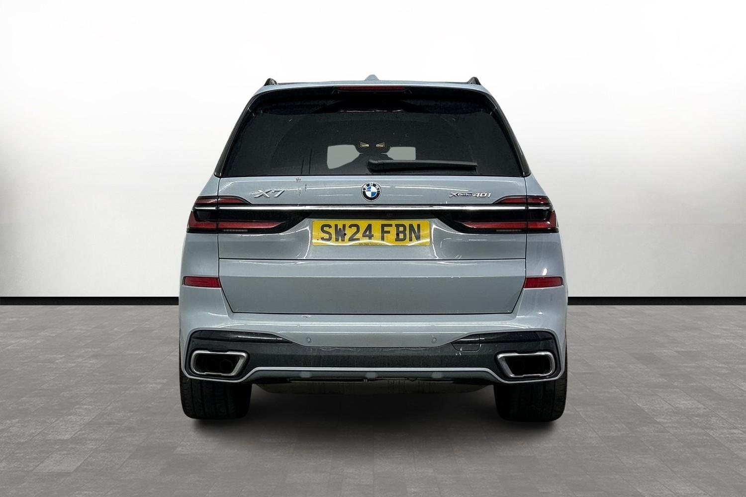 BMW X7 view 16