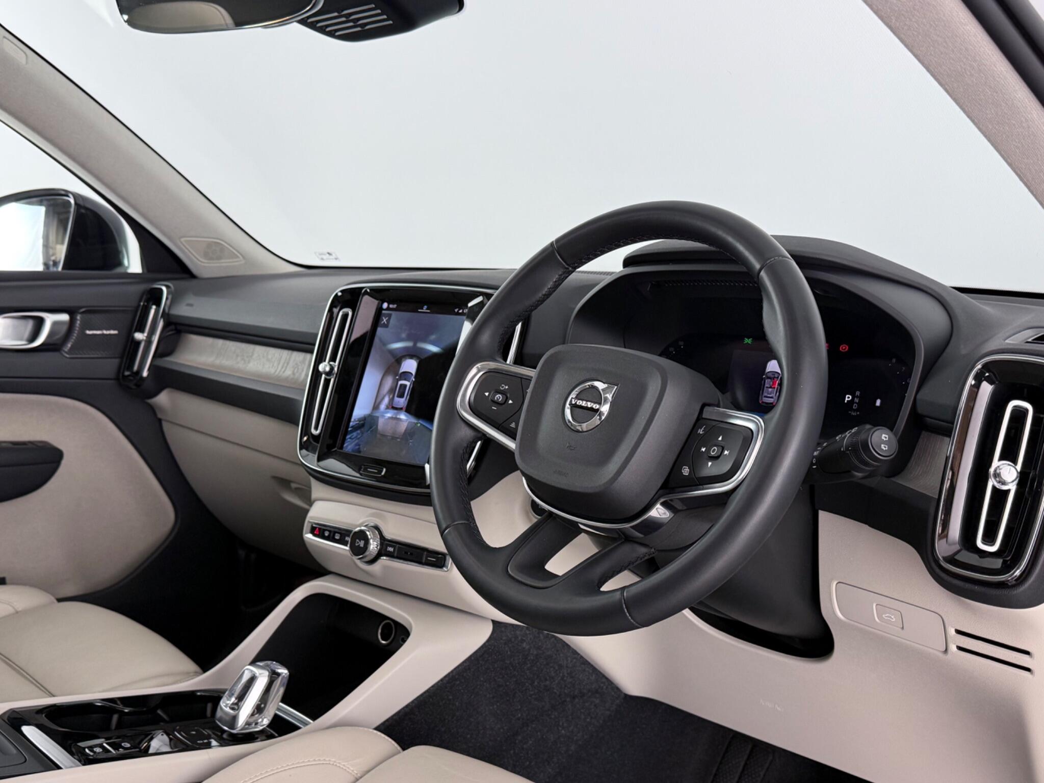 Volvo XC40 view 3