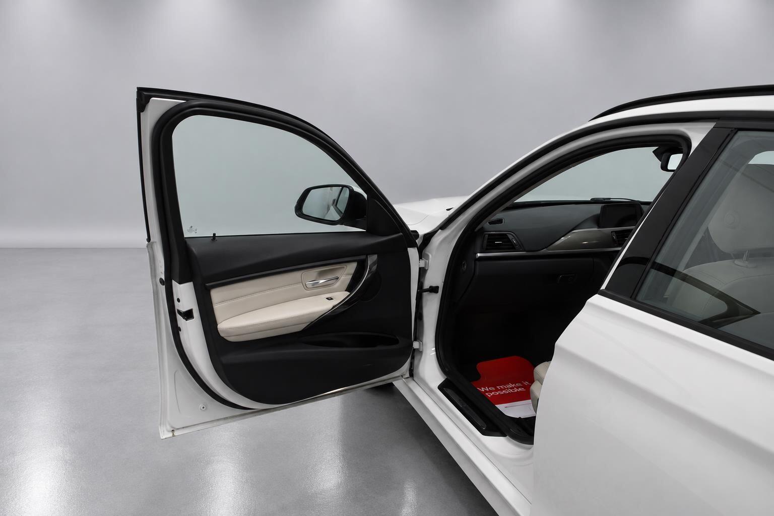 BMW 3 Series view 27