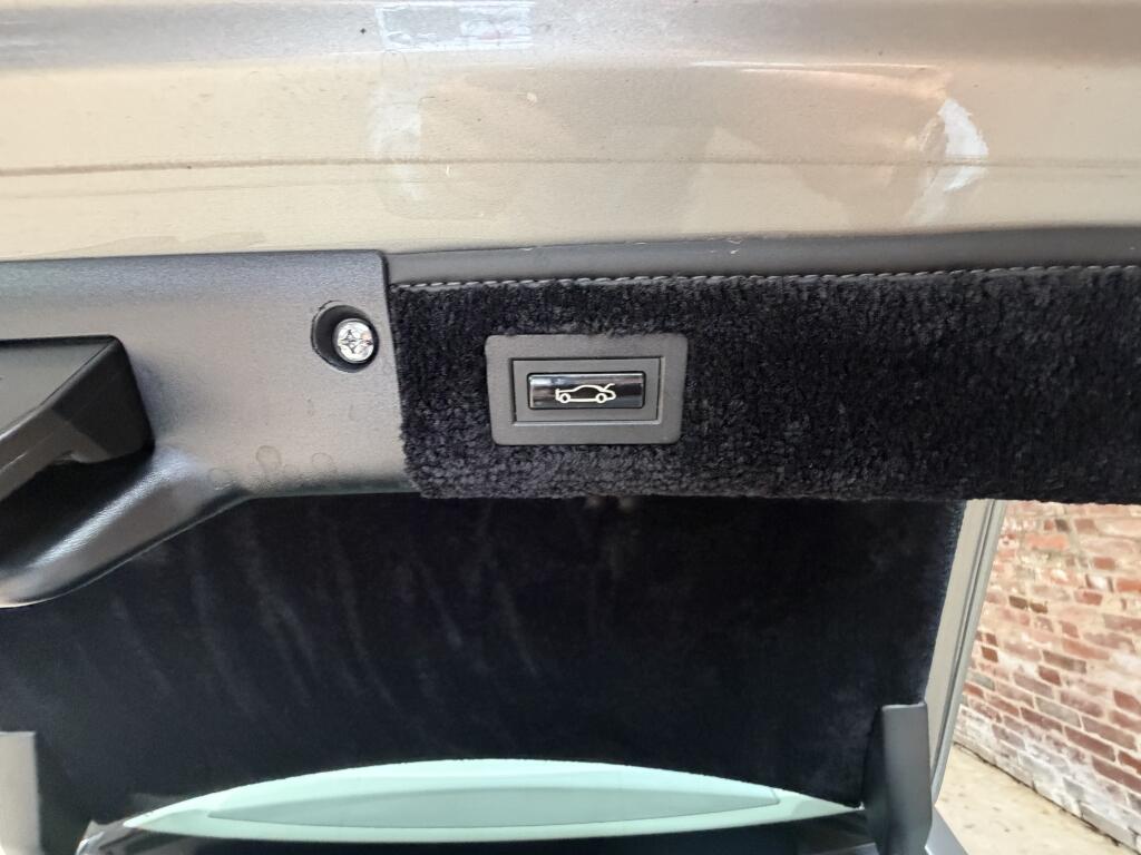 Rolls-Royce Phantom view 18