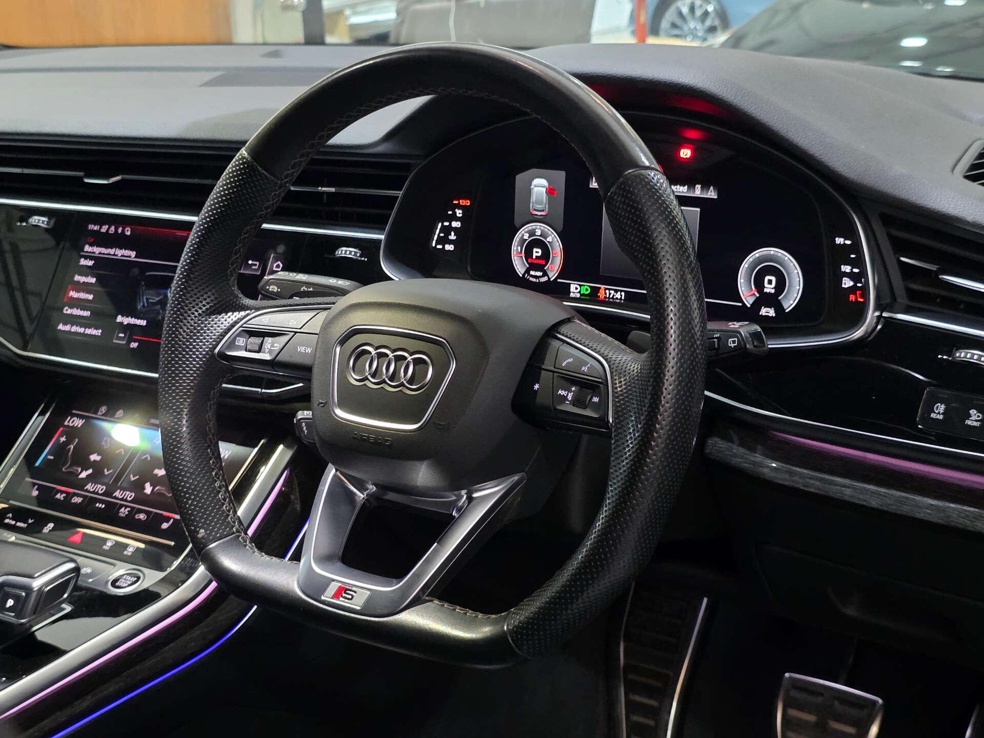 Audi Q8 view 18