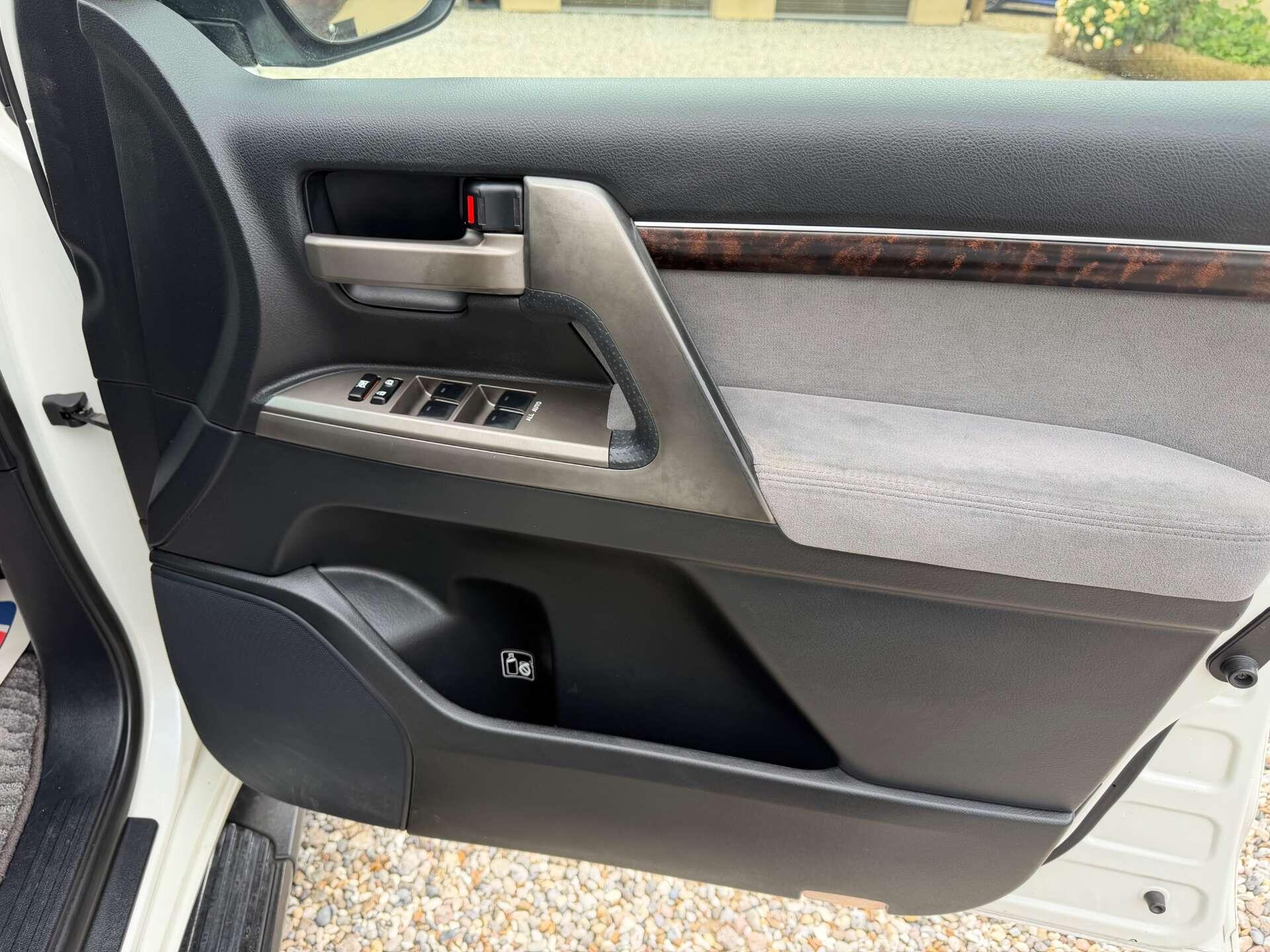 Toyota Land Cruiser view 24