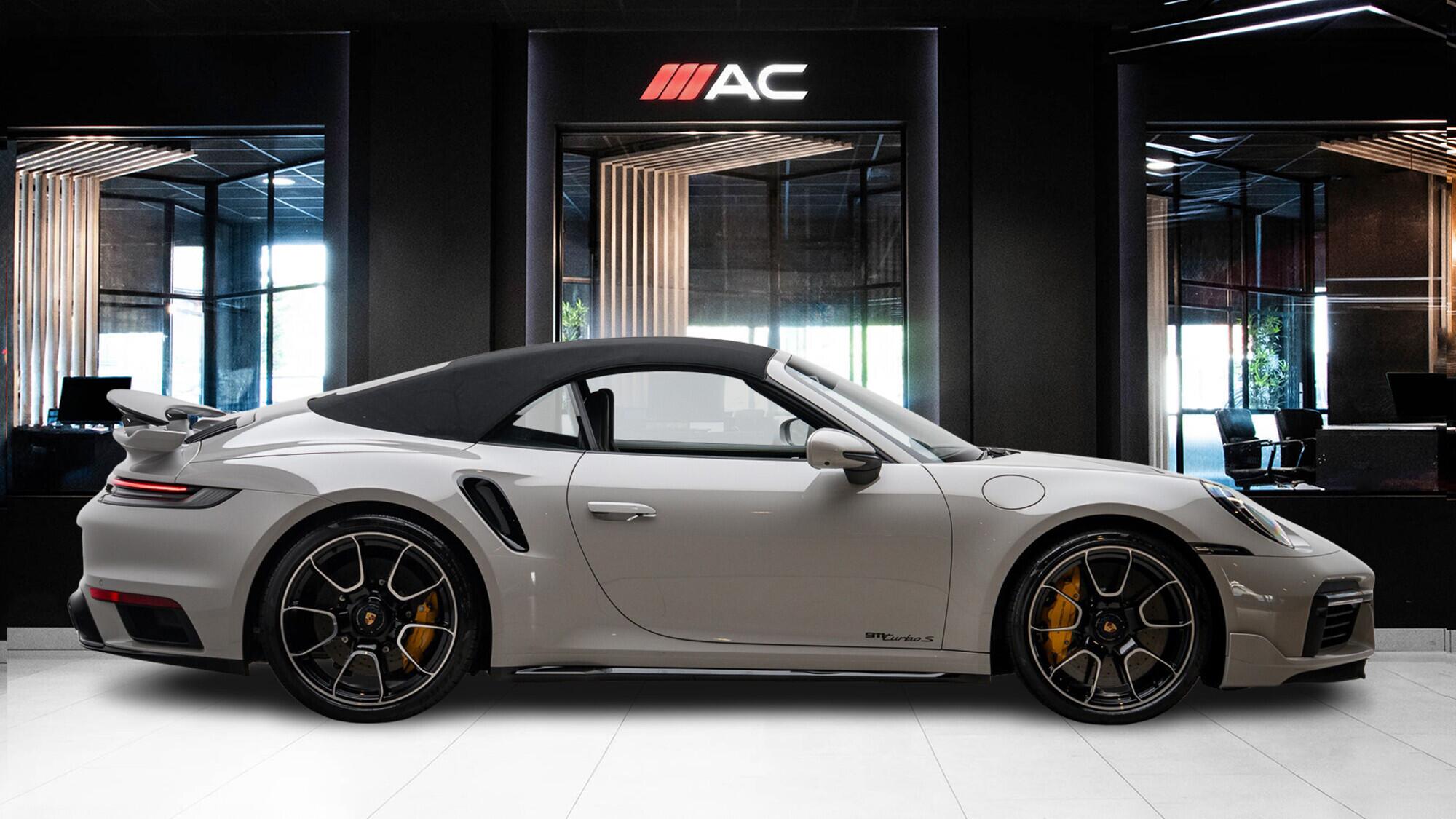 Porsche 911 view 3