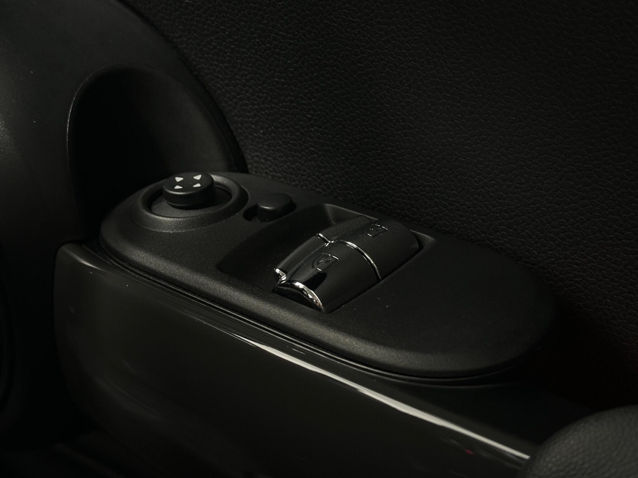 Mini Hatch view 18