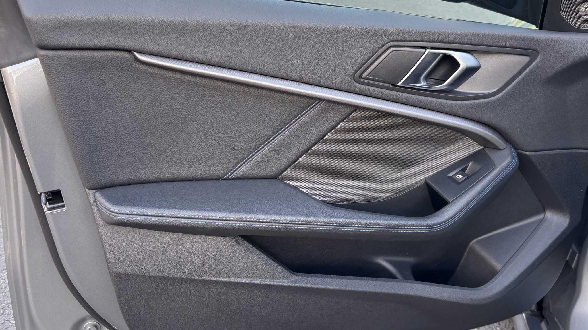 BMW 2 Series view 26