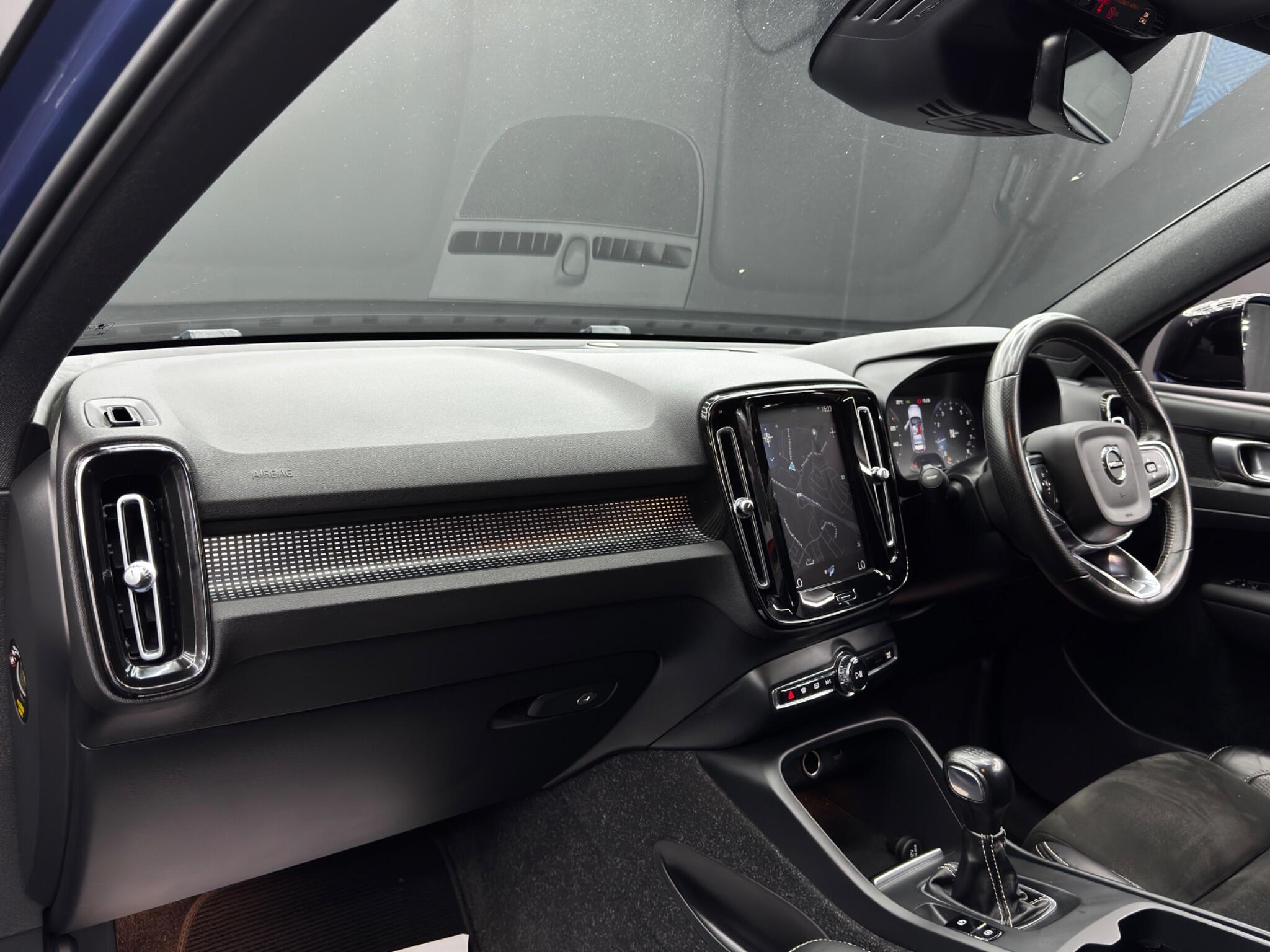 Volvo XC40 view 11