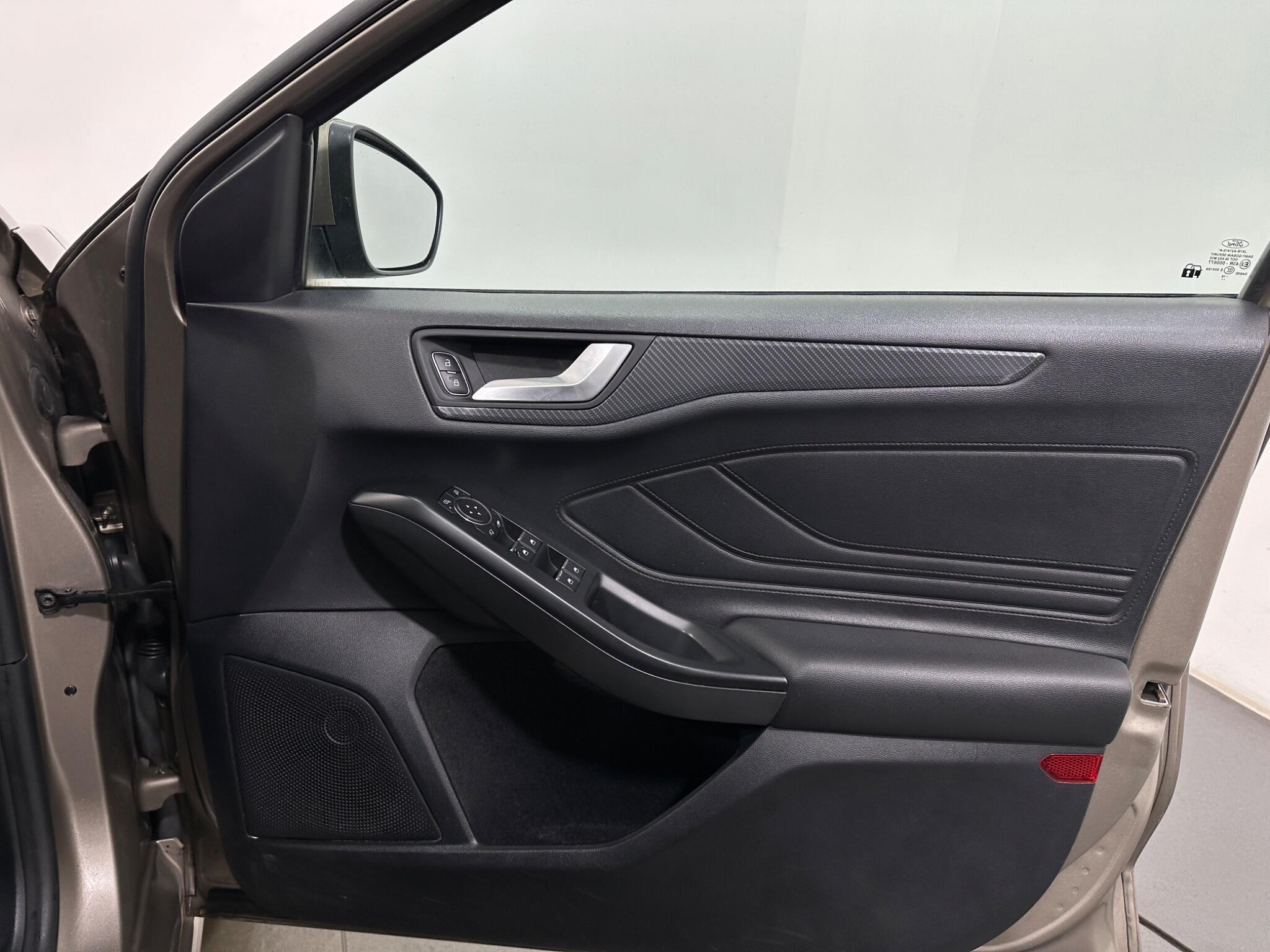 Ford Focus view 32