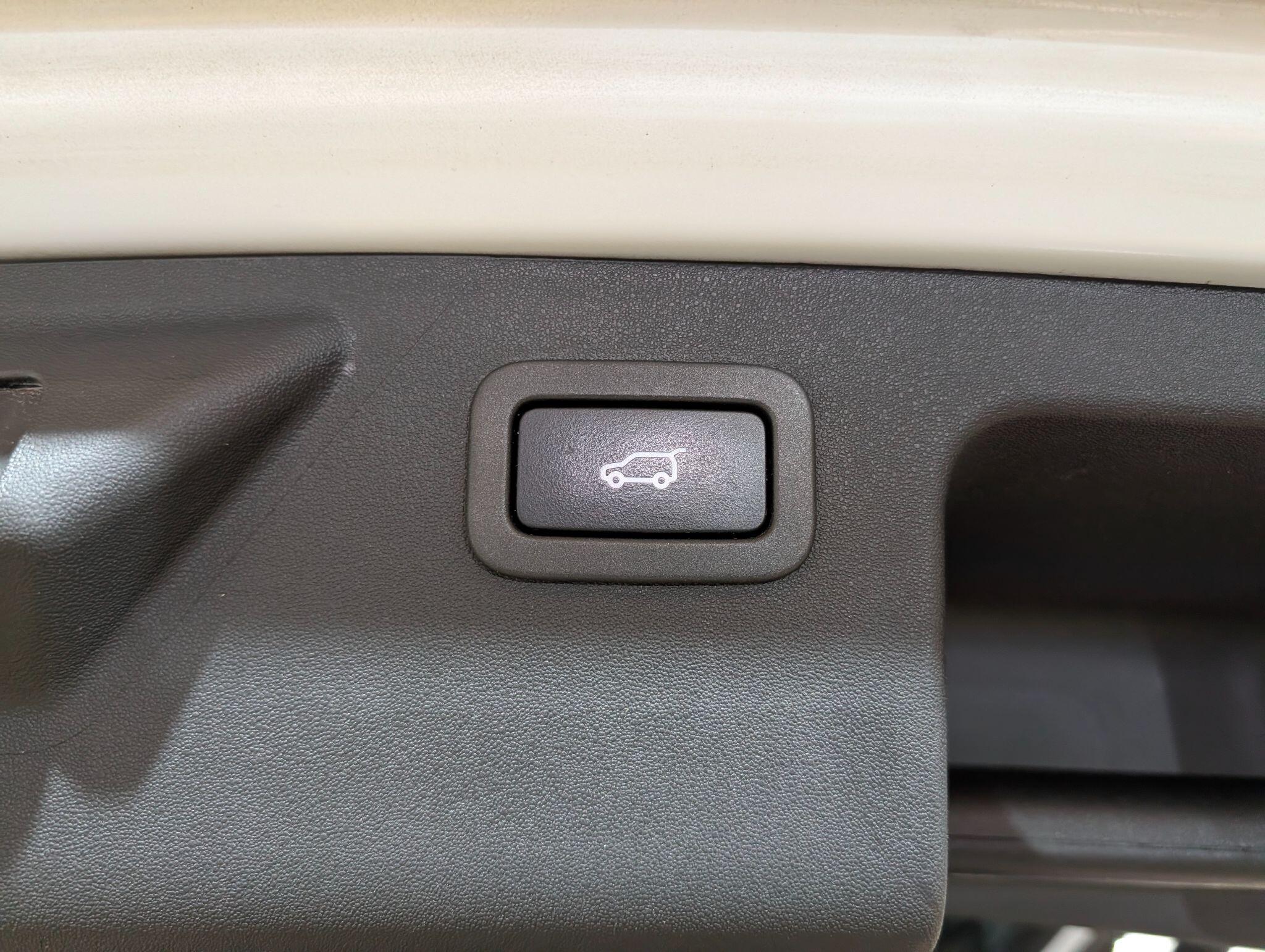 Land Rover Discovery Sport view 38
