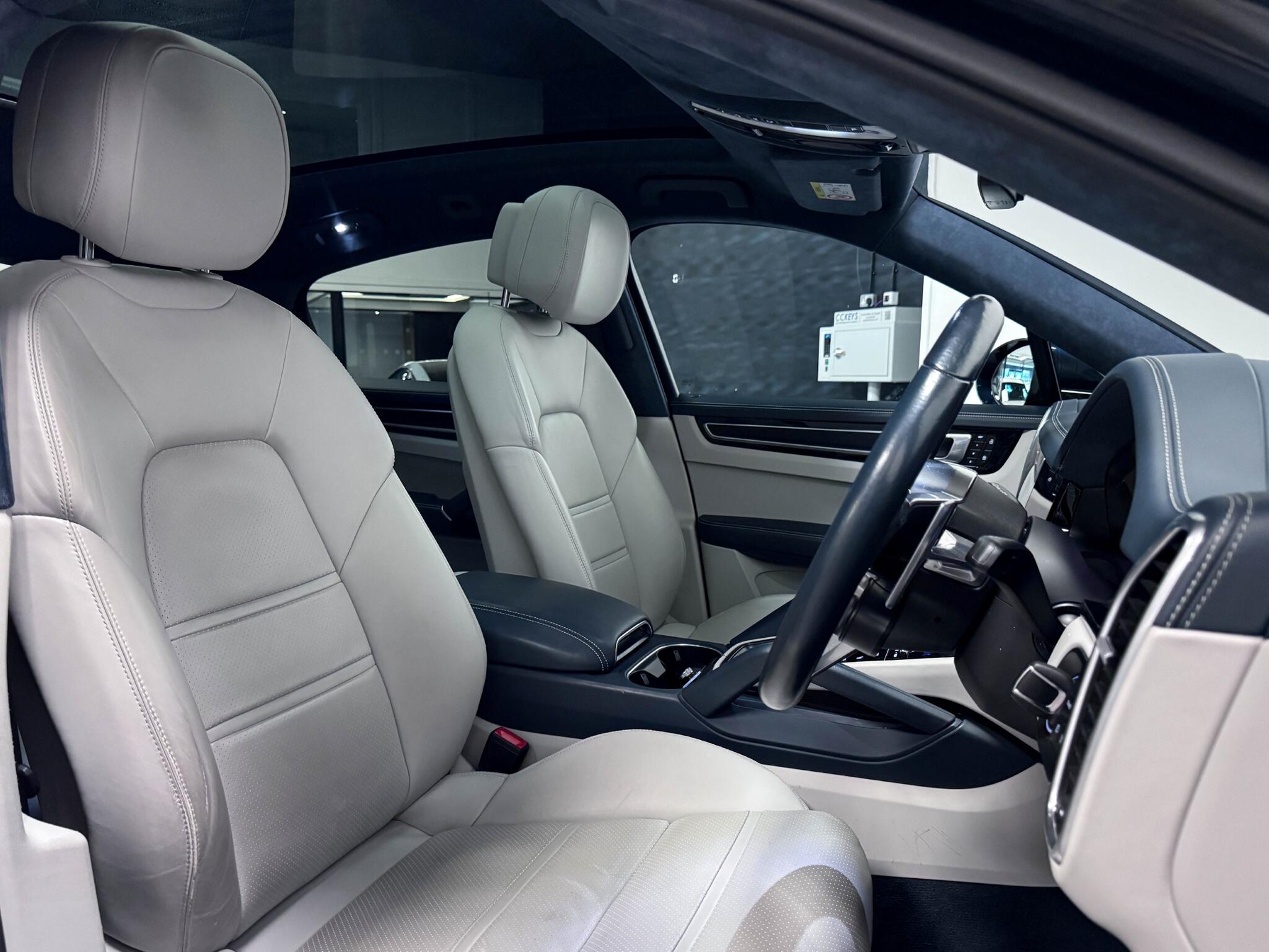 Porsche Cayenne view 26