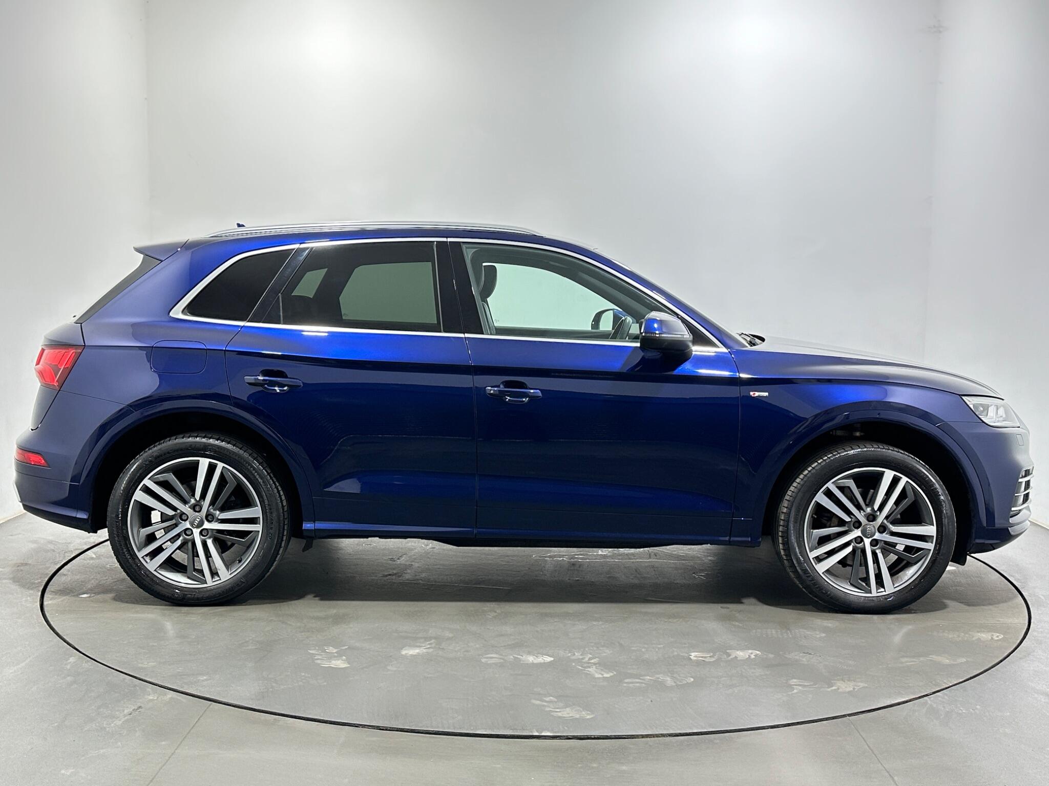 Audi Q5 view 9