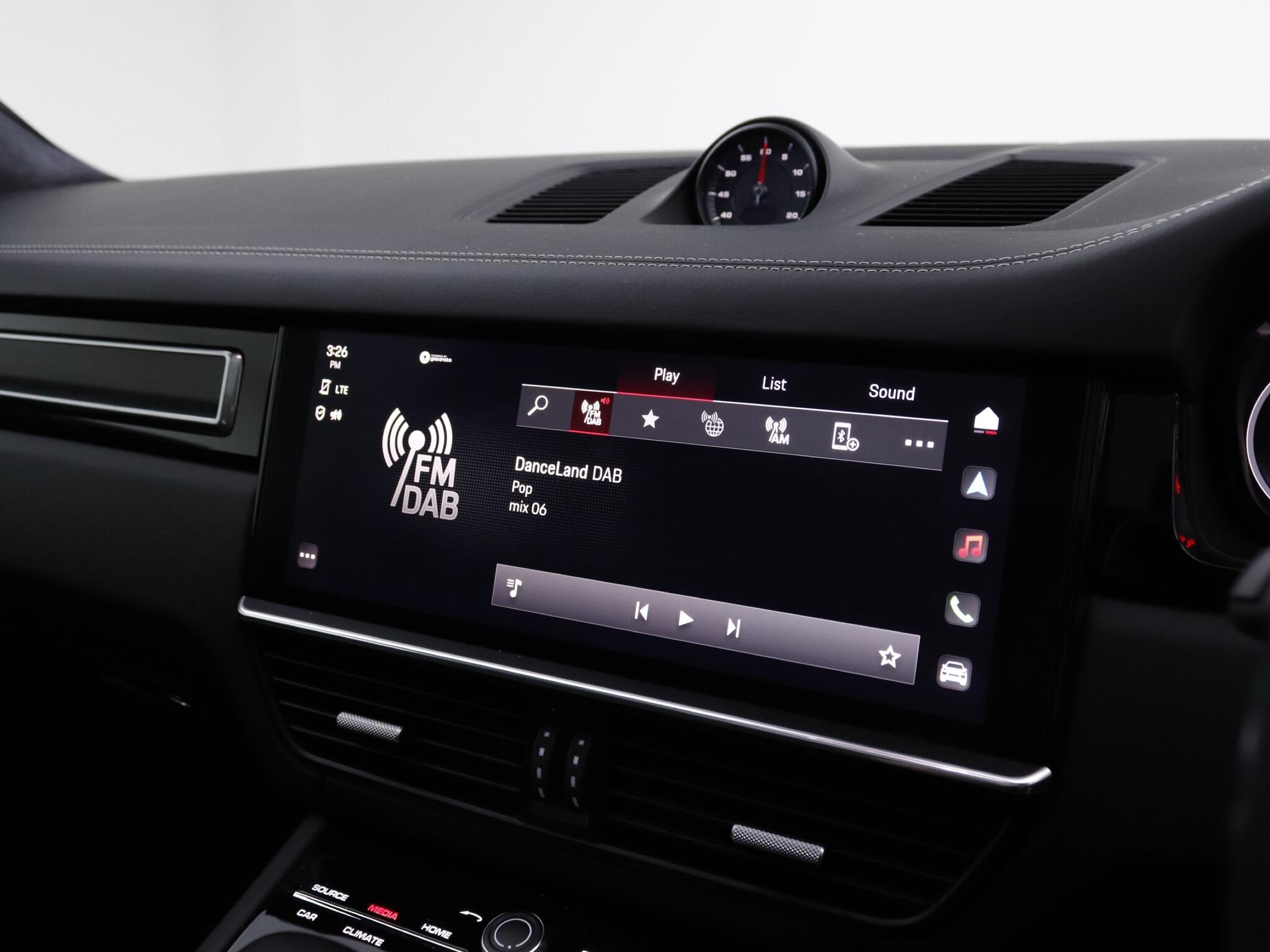 Porsche Cayenne view 31