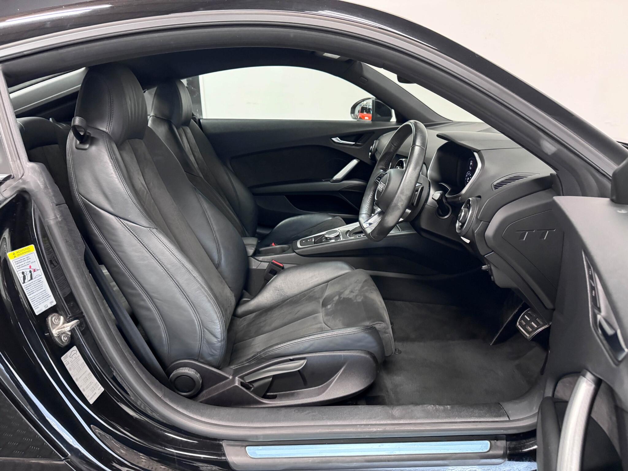 Audi TT view 12