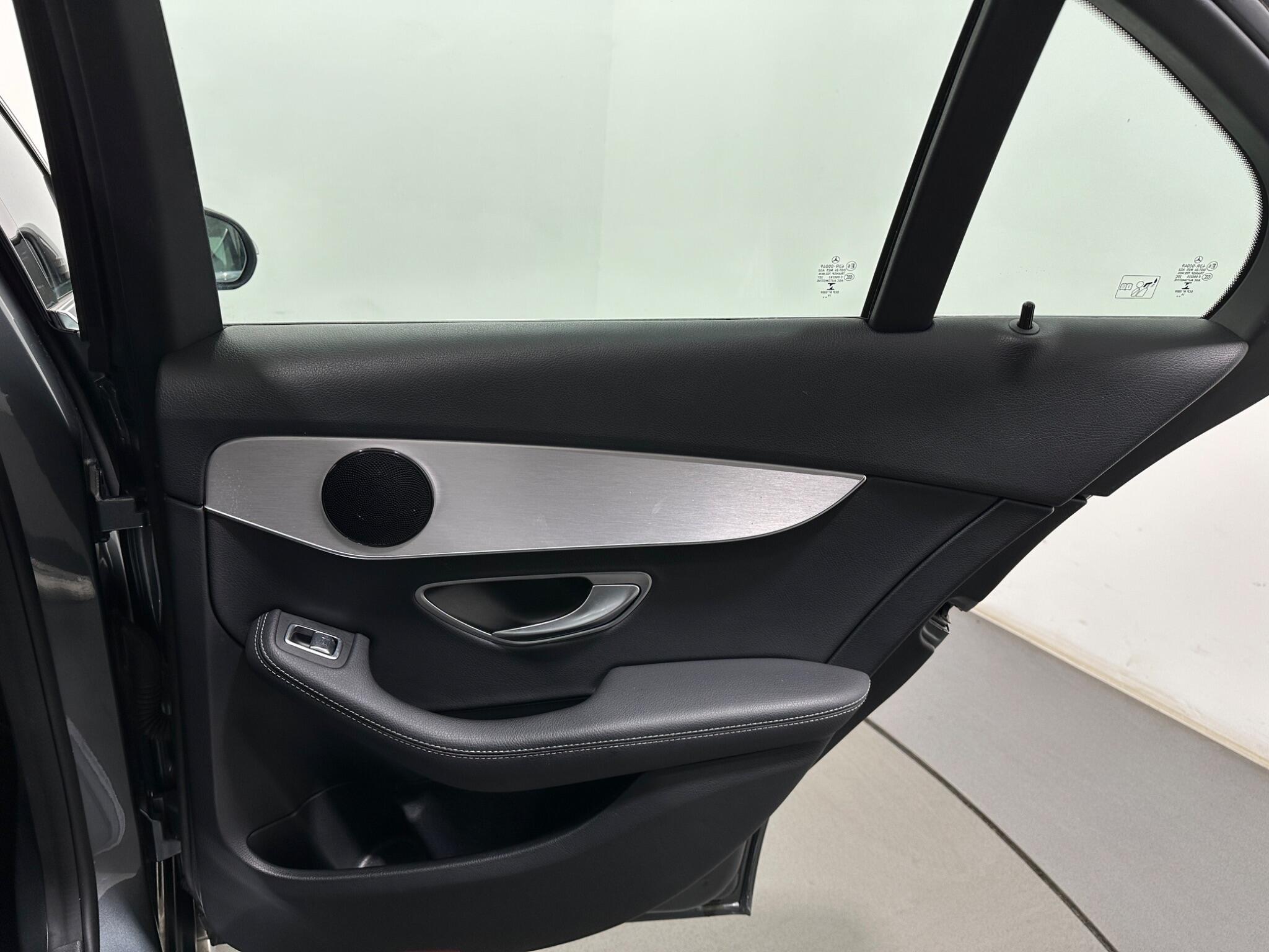 Mercedes-Benz C-Class view 44