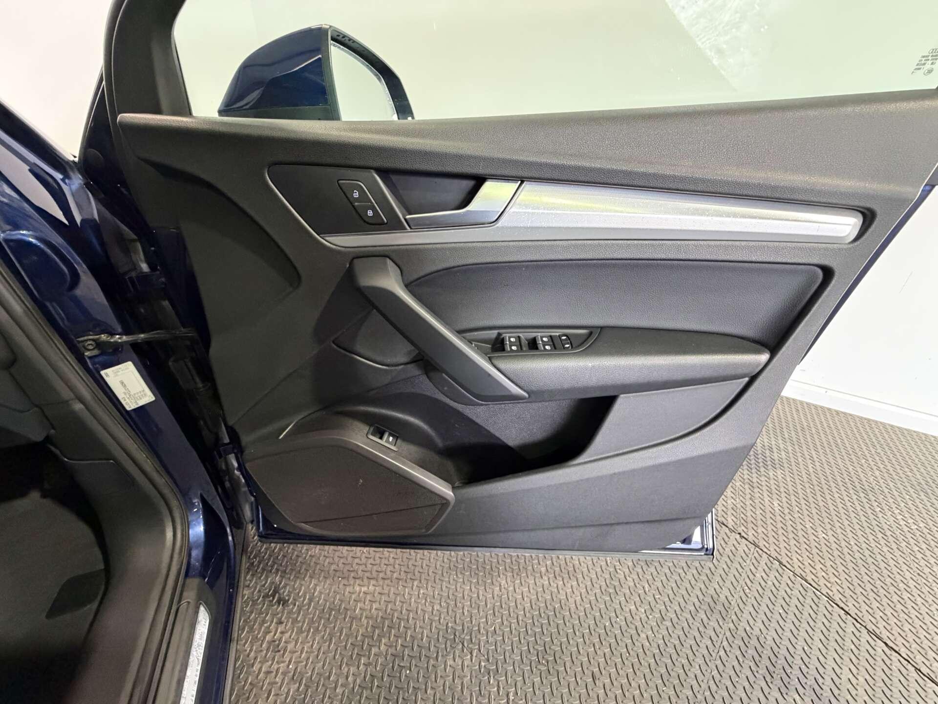 Audi Q5 view 12