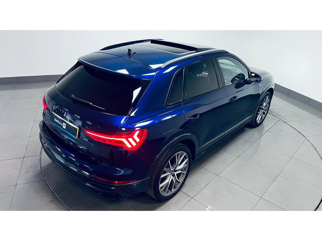 Audi Q3 view 13