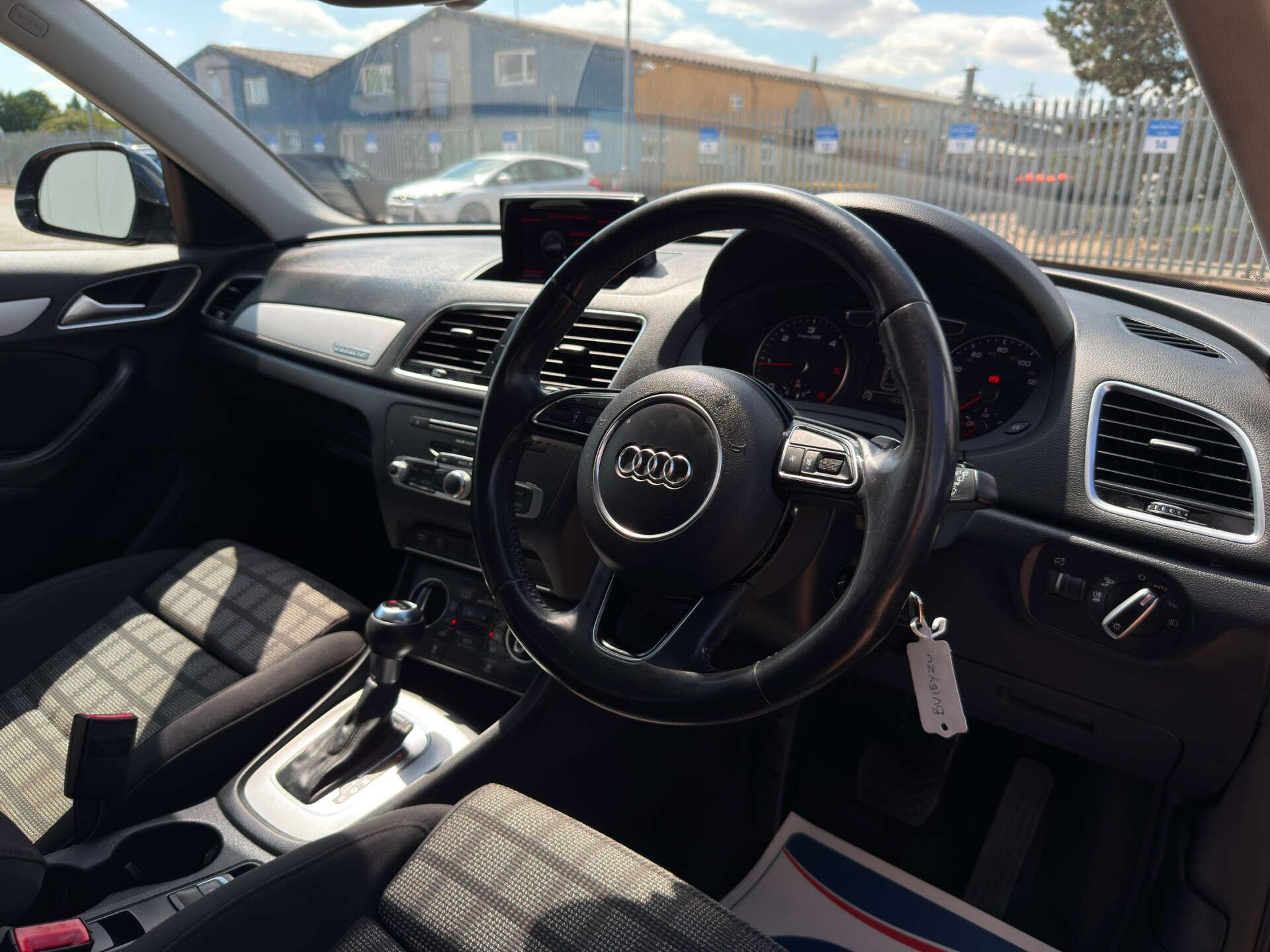 Audi Q3 view 13