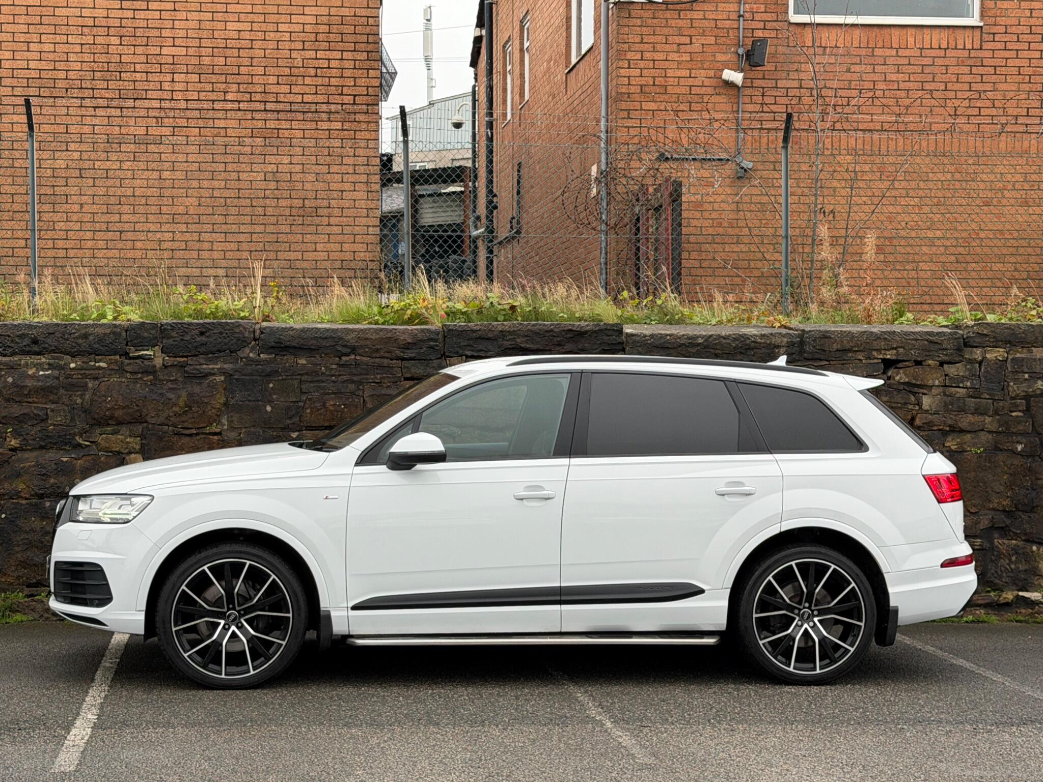Audi Q7 view 4