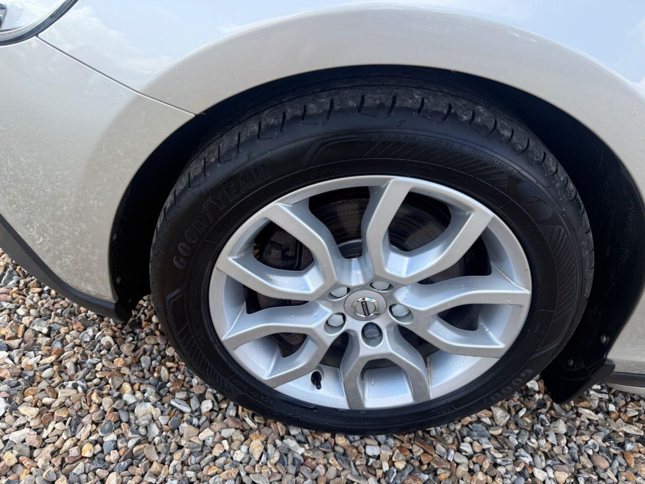 Volvo V40 Cross Country view 28