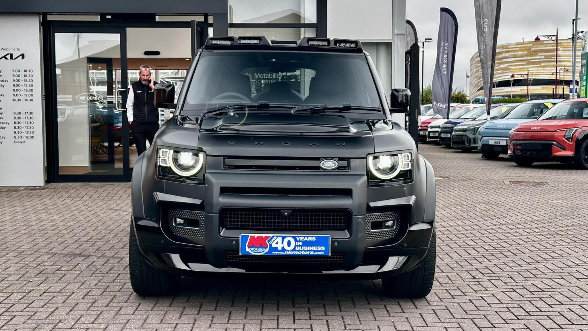 Land Rover Defender 110 view 14