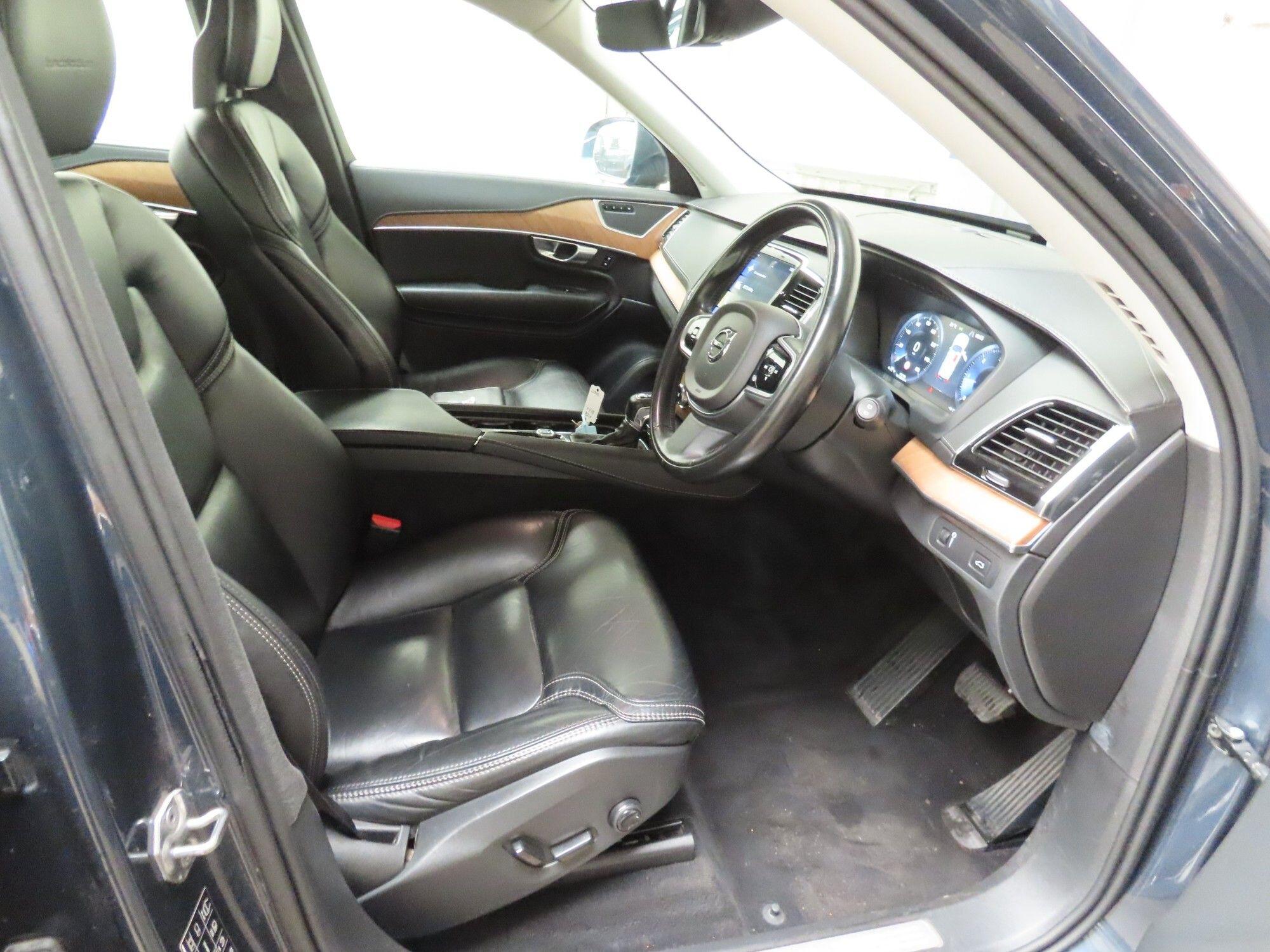 Volvo XC90 view 5