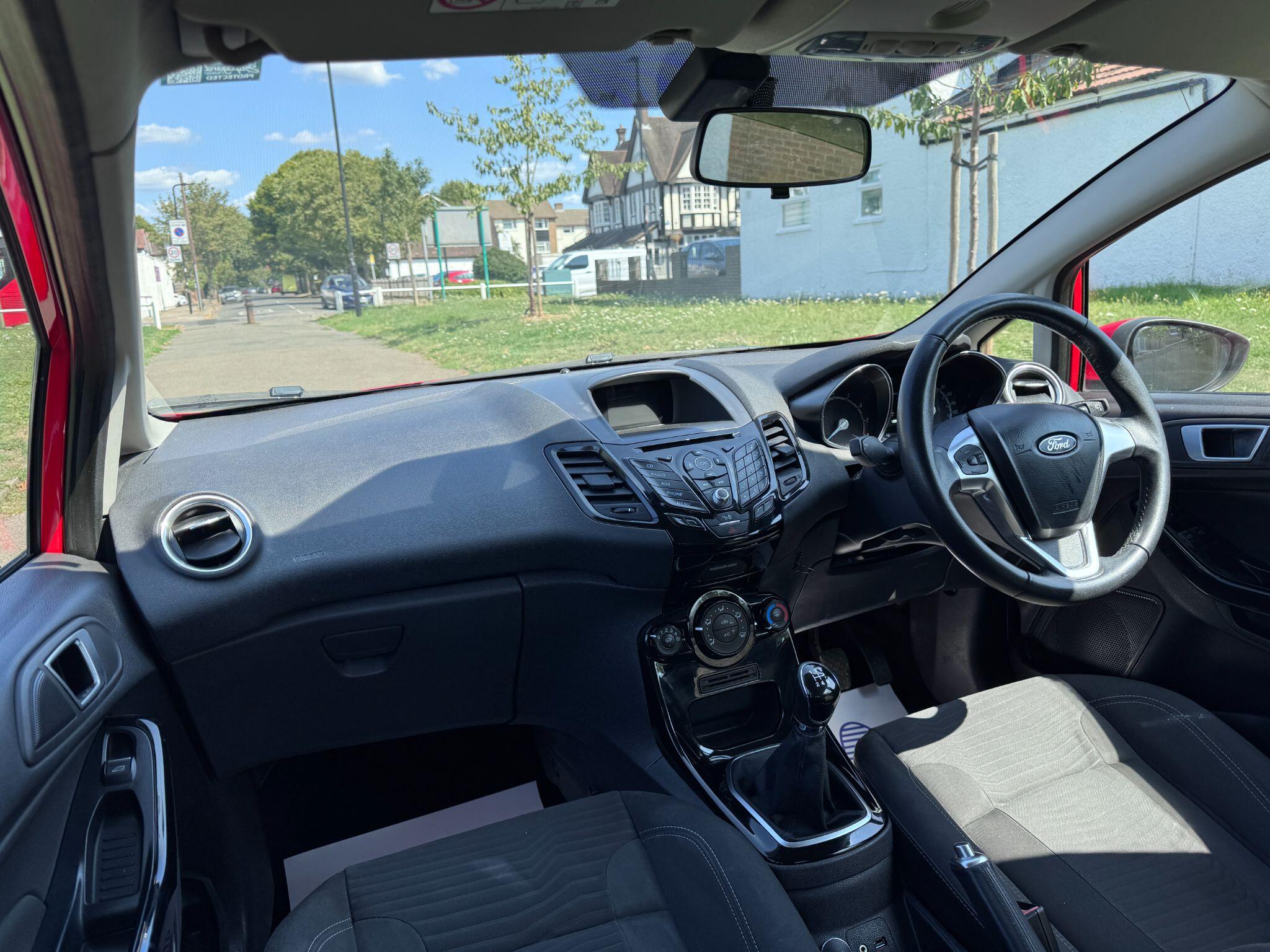 2015 Ford Fiesta image 39