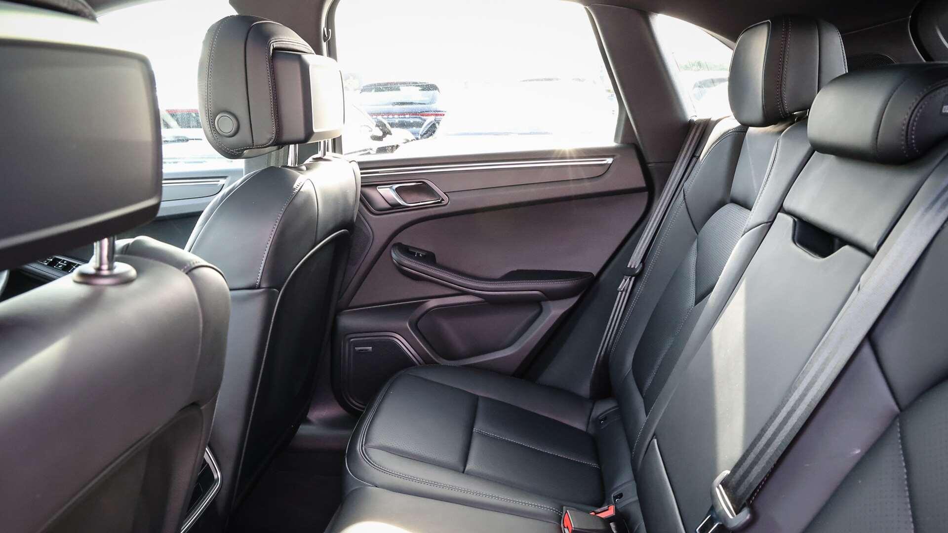 Porsche Macan view 14