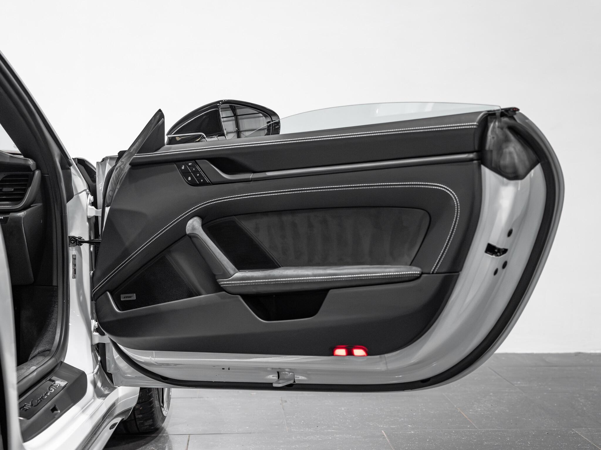 Porsche 911 view 26