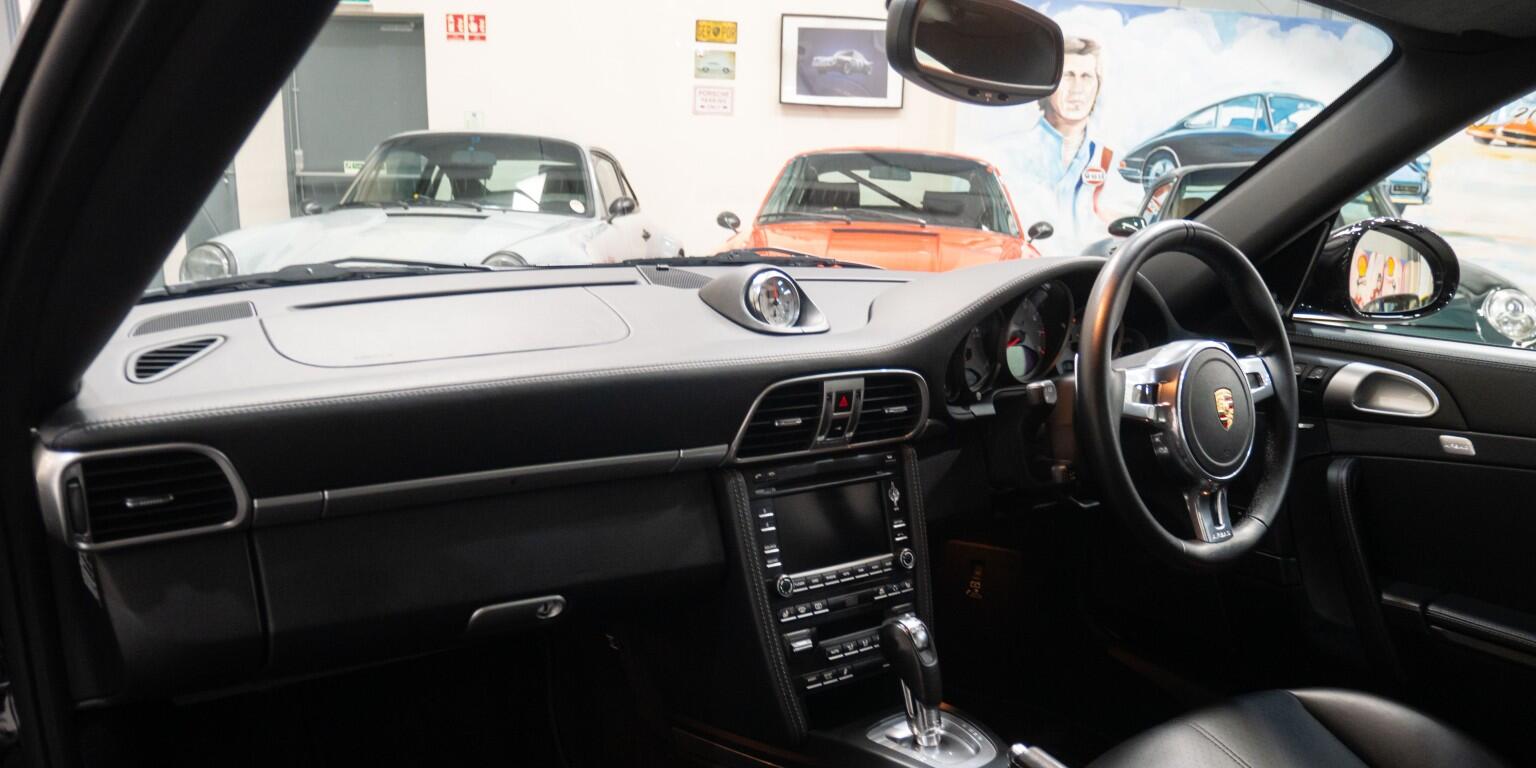Porsche 911 view 16