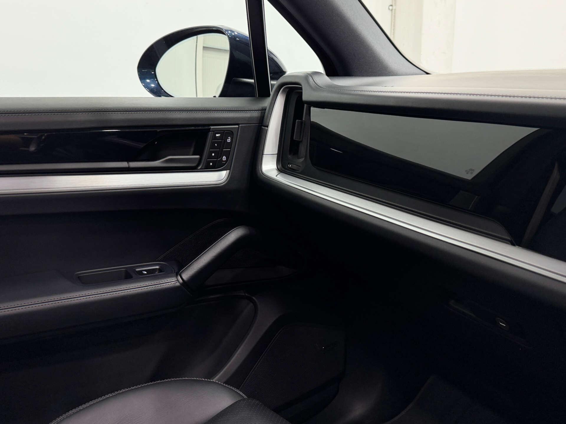 Porsche Cayenne view 36