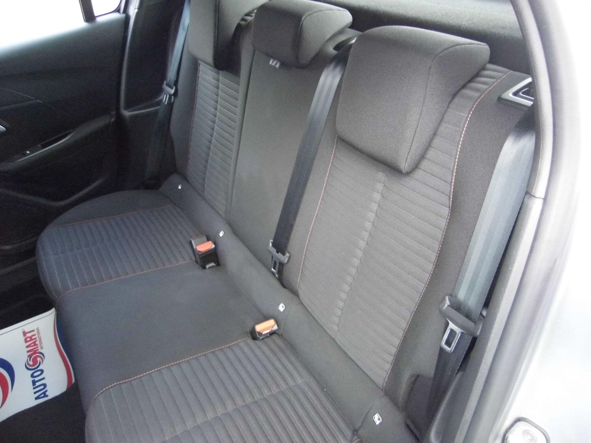 Peugeot 208 view 19