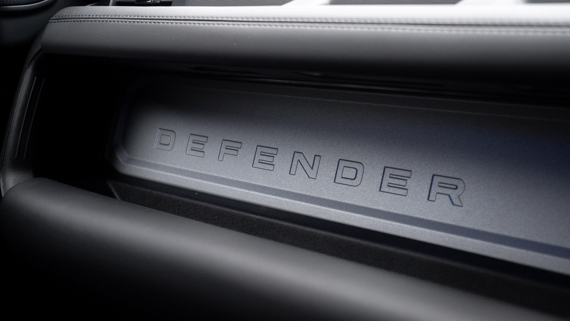 Land Rover Defender 110 view 54
