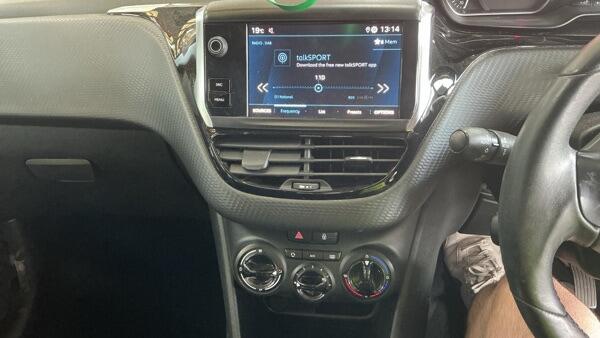 Peugeot 208 view 11