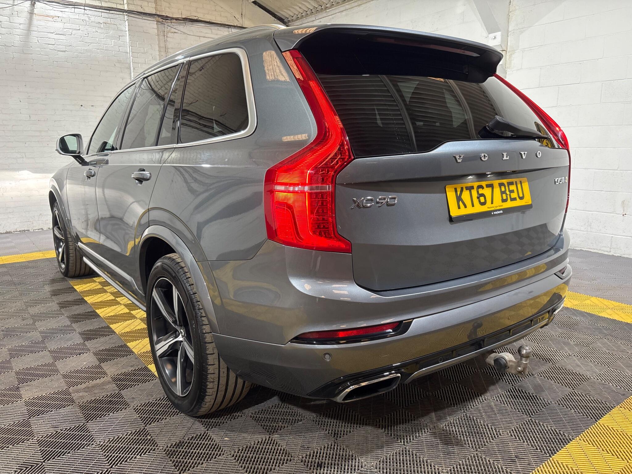 Volvo XC90 view 4