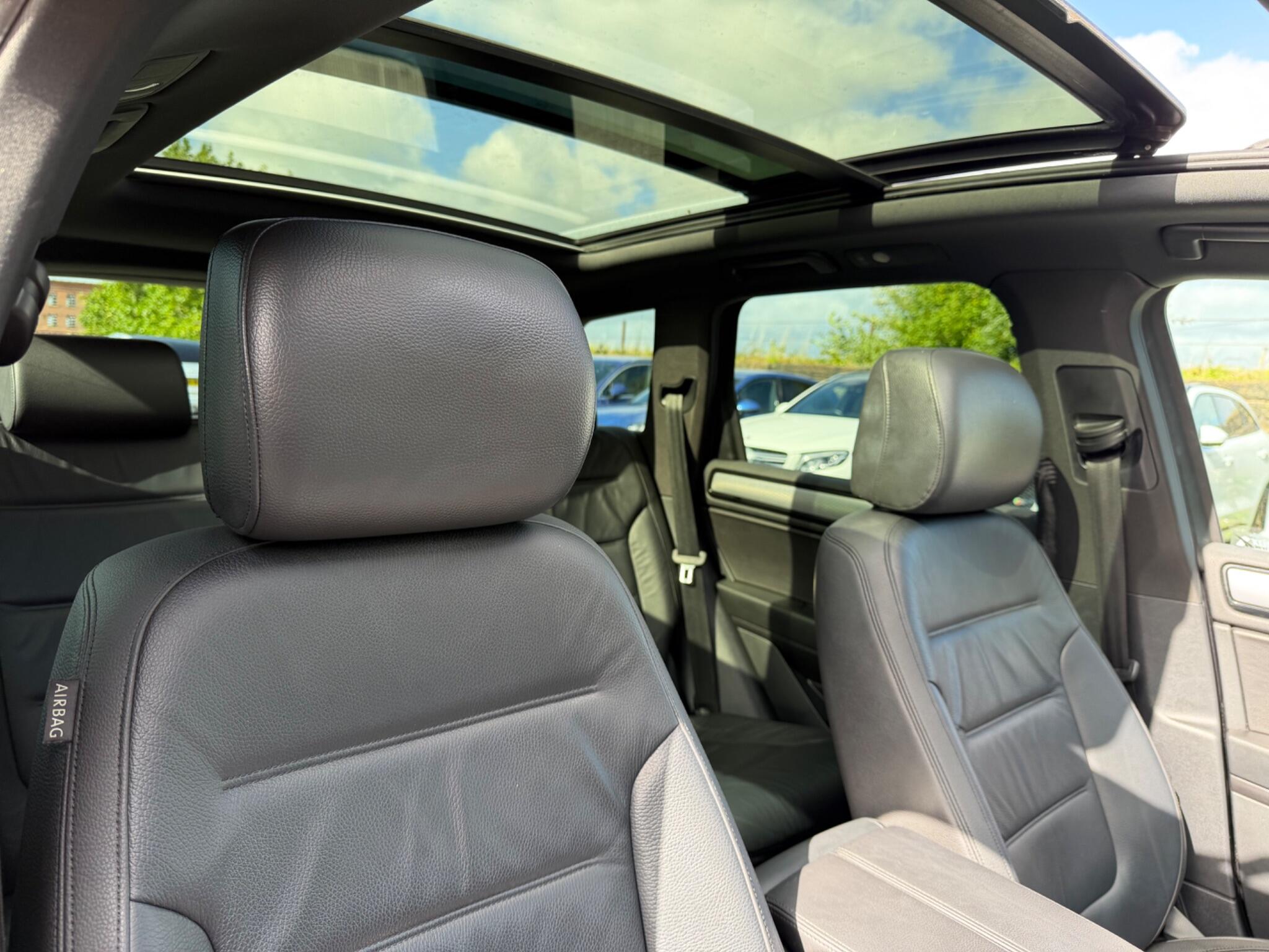 Volkswagen Touareg view 20