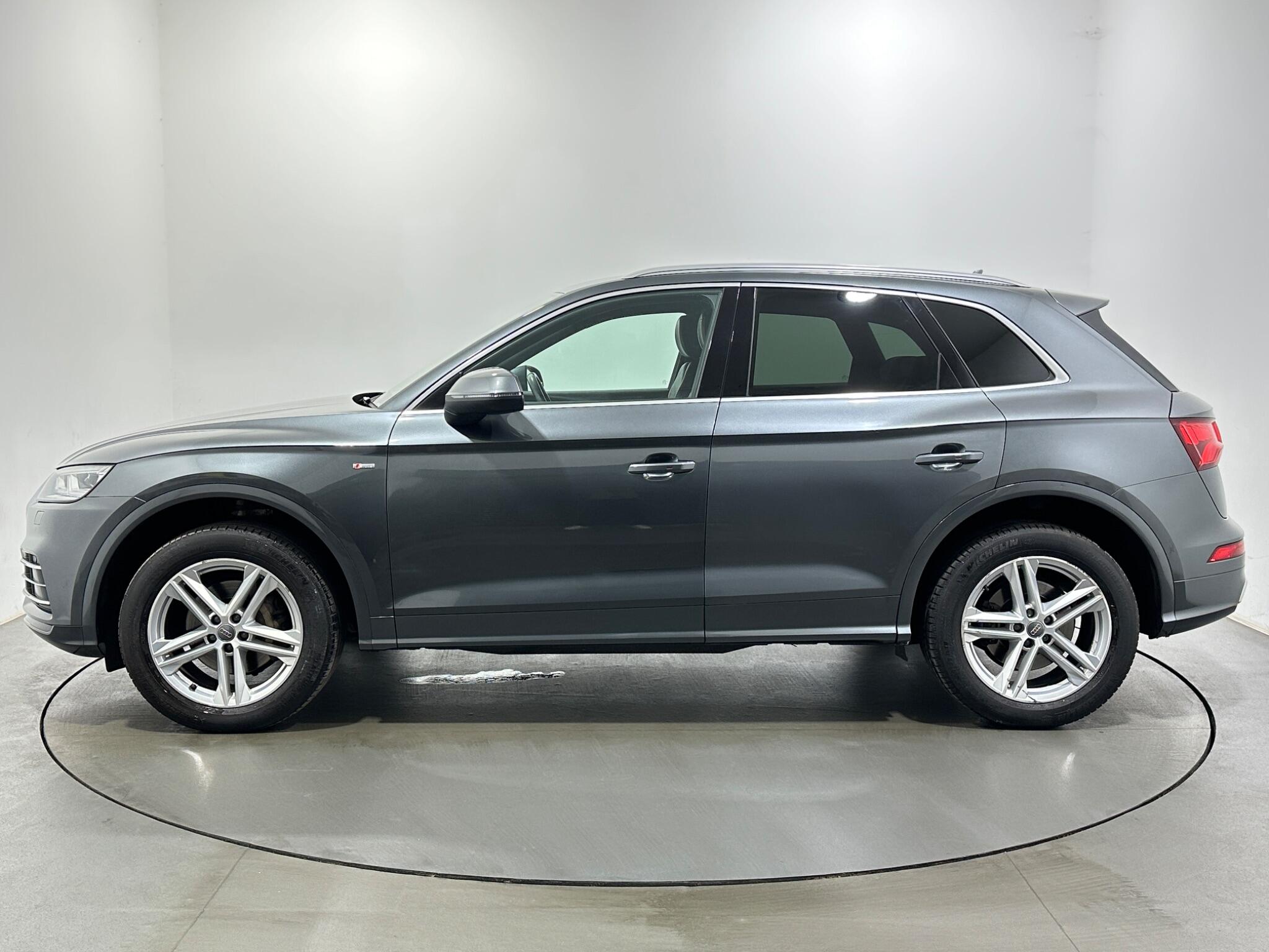Audi Q5 view 5