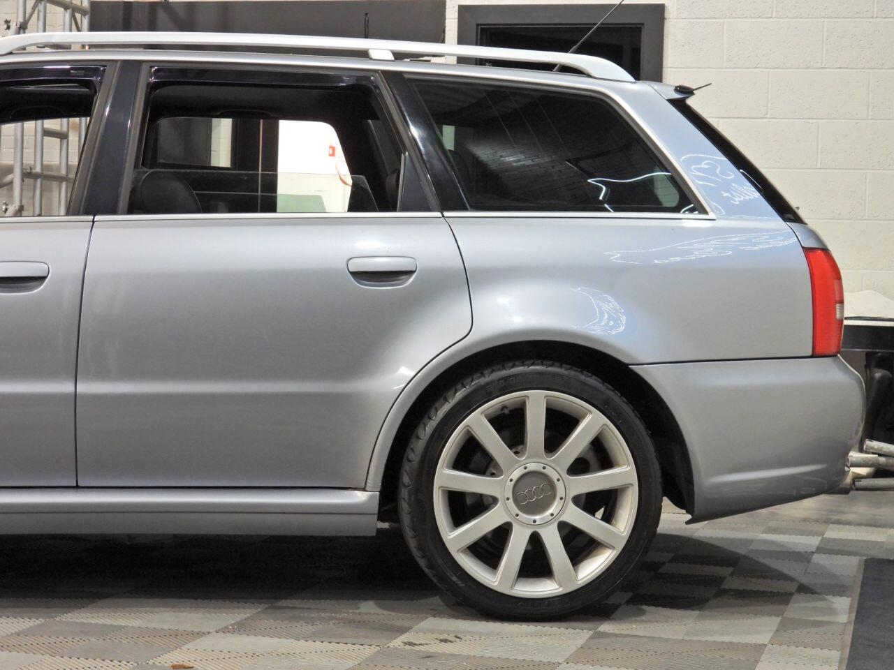 Audi RS4 view 16