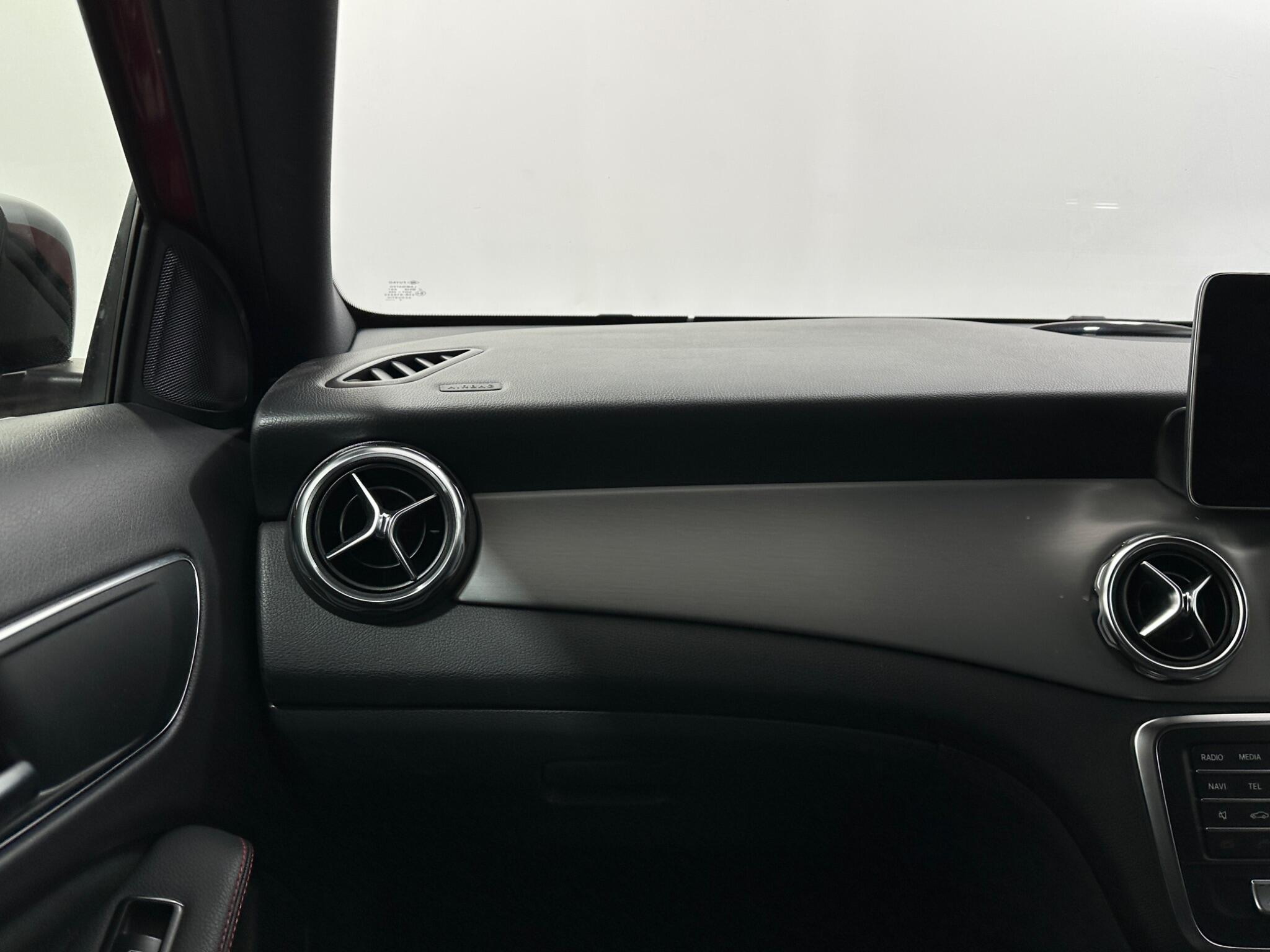 Mercedes-Benz Gla view 30