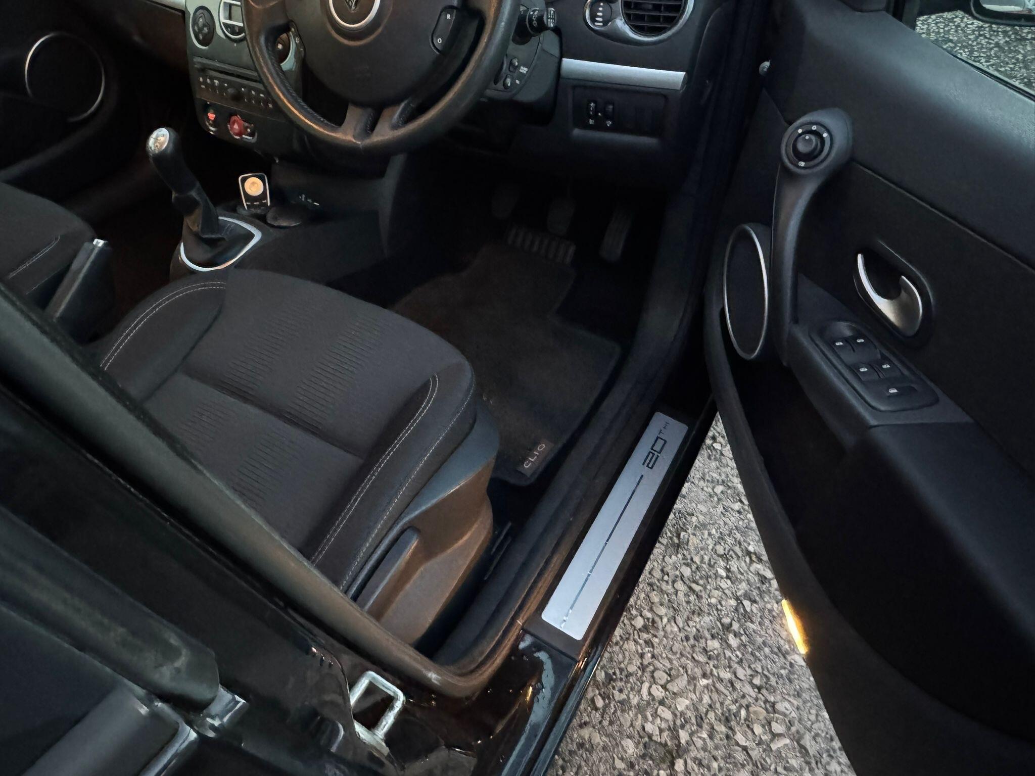 2010 Renault Clio image 25