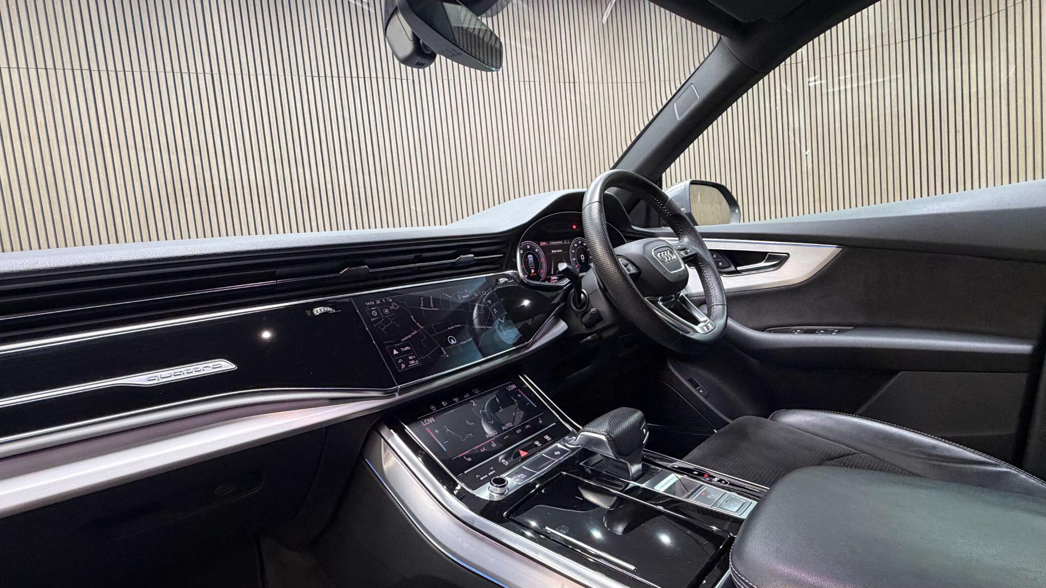 Audi Q8 view 10