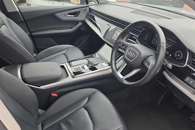 Audi Q7 view 10