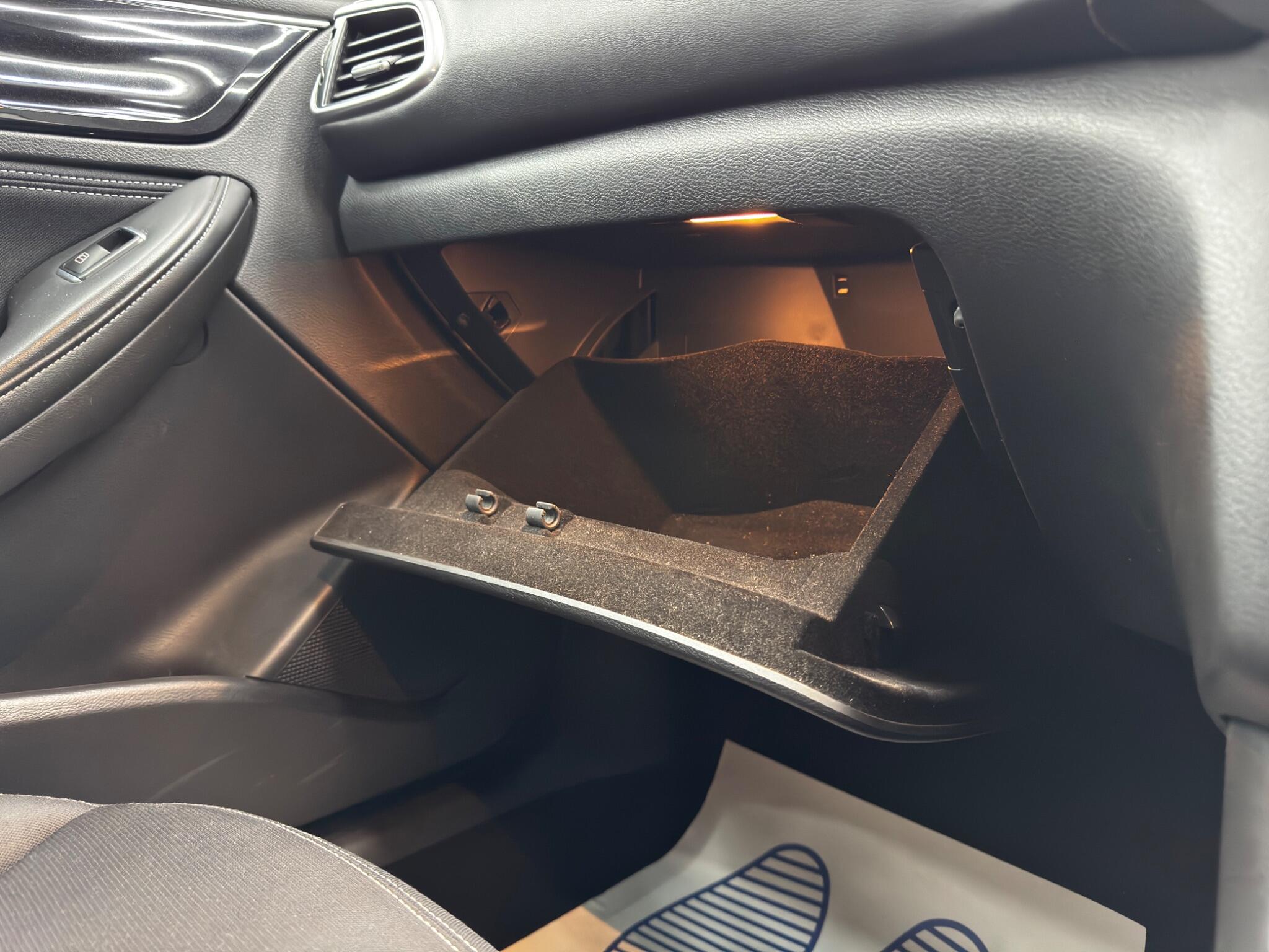 Infiniti Q30 view 37