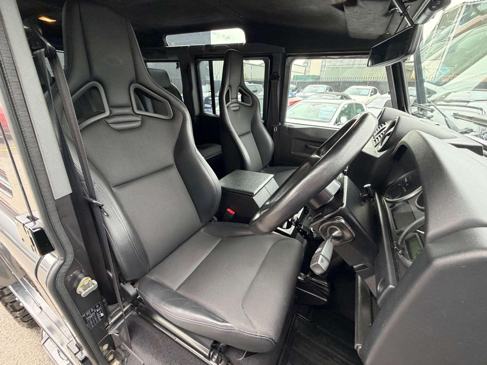 Land Rover Defender 110 view 35