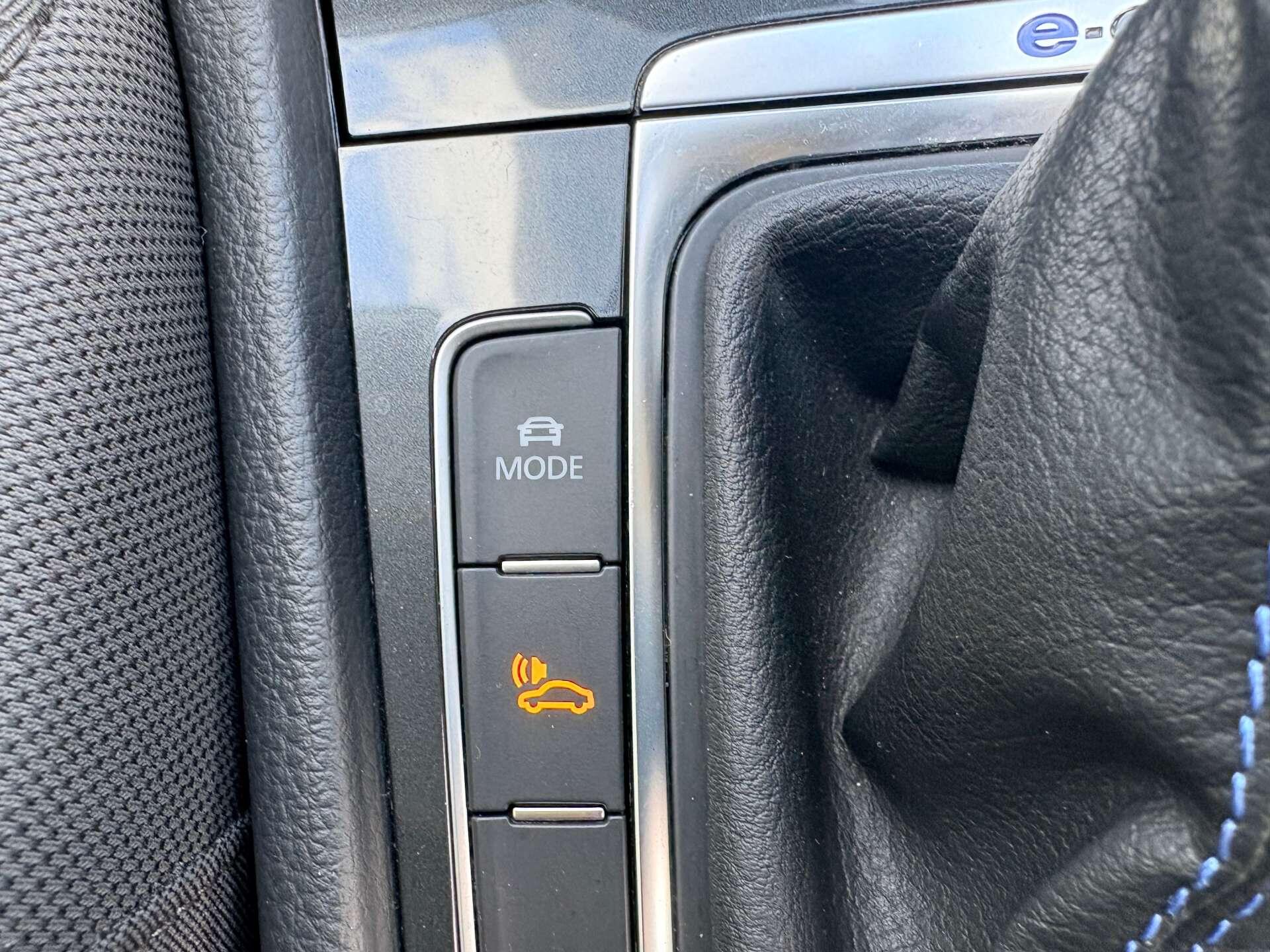 Volkswagen e-Golf view 19