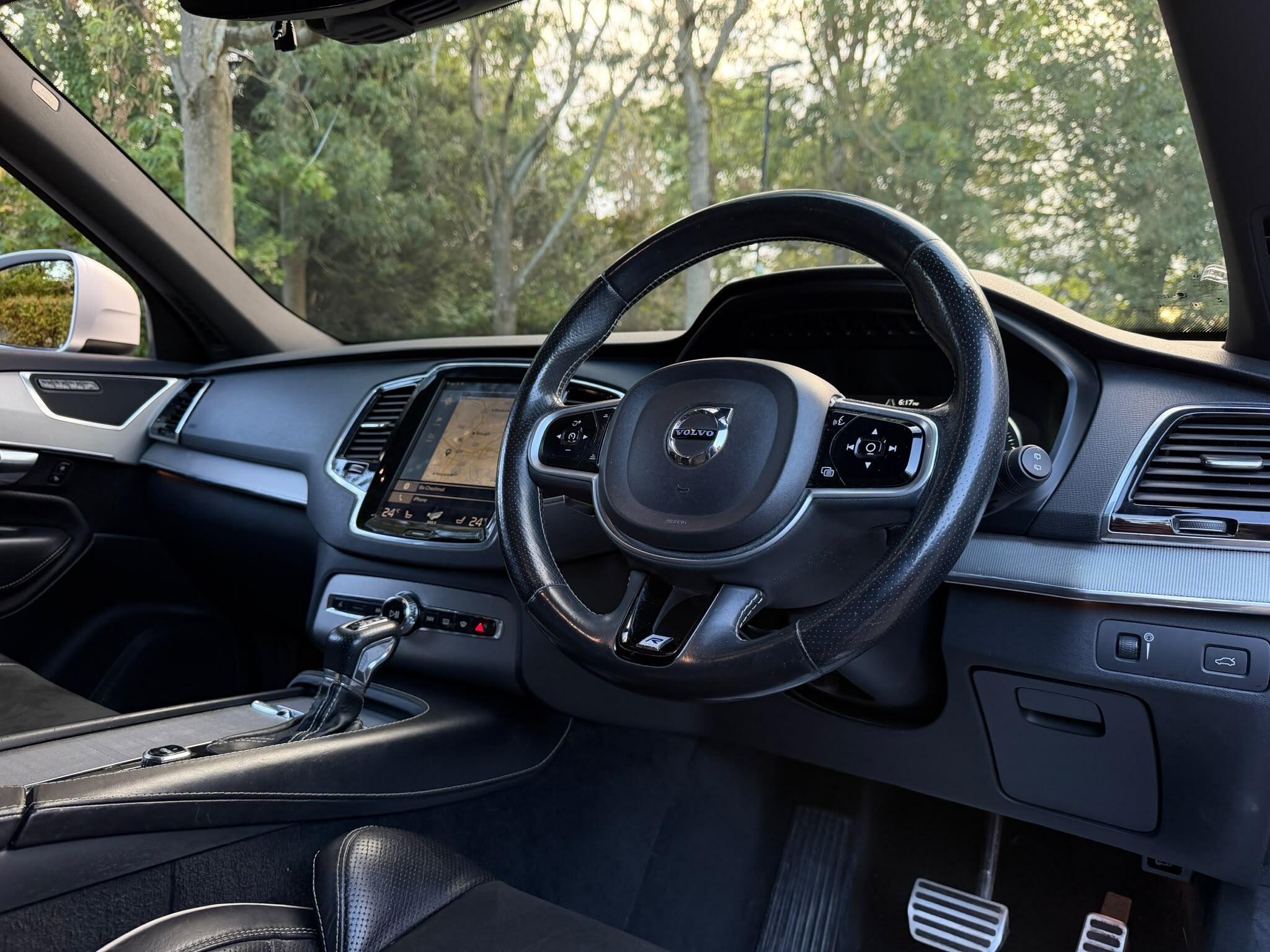 Volvo XC90 view 9
