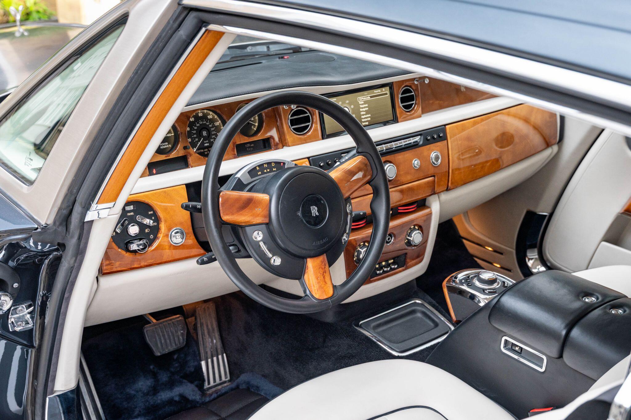 Rolls-Royce Phantom view 6