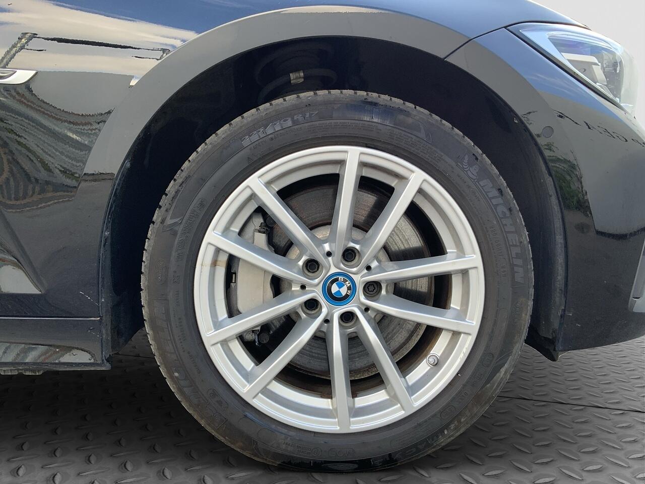 BMW 3 Series view 19