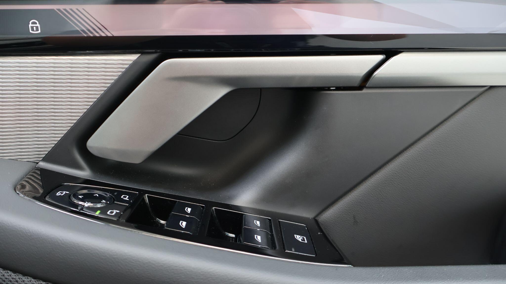 BMW 5 Series view 29